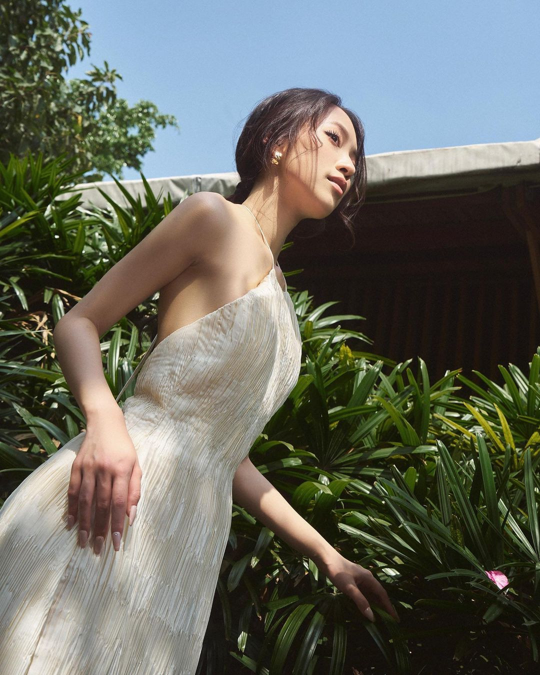 Khác với hình ảnh một cô gái mảnh mai, kín đáo ngày nào, Khánh Vy của hiện tại có style ăn mặc ngày càng gợi cảm hơn, nhất là khi cô trở thành MC của VTV.