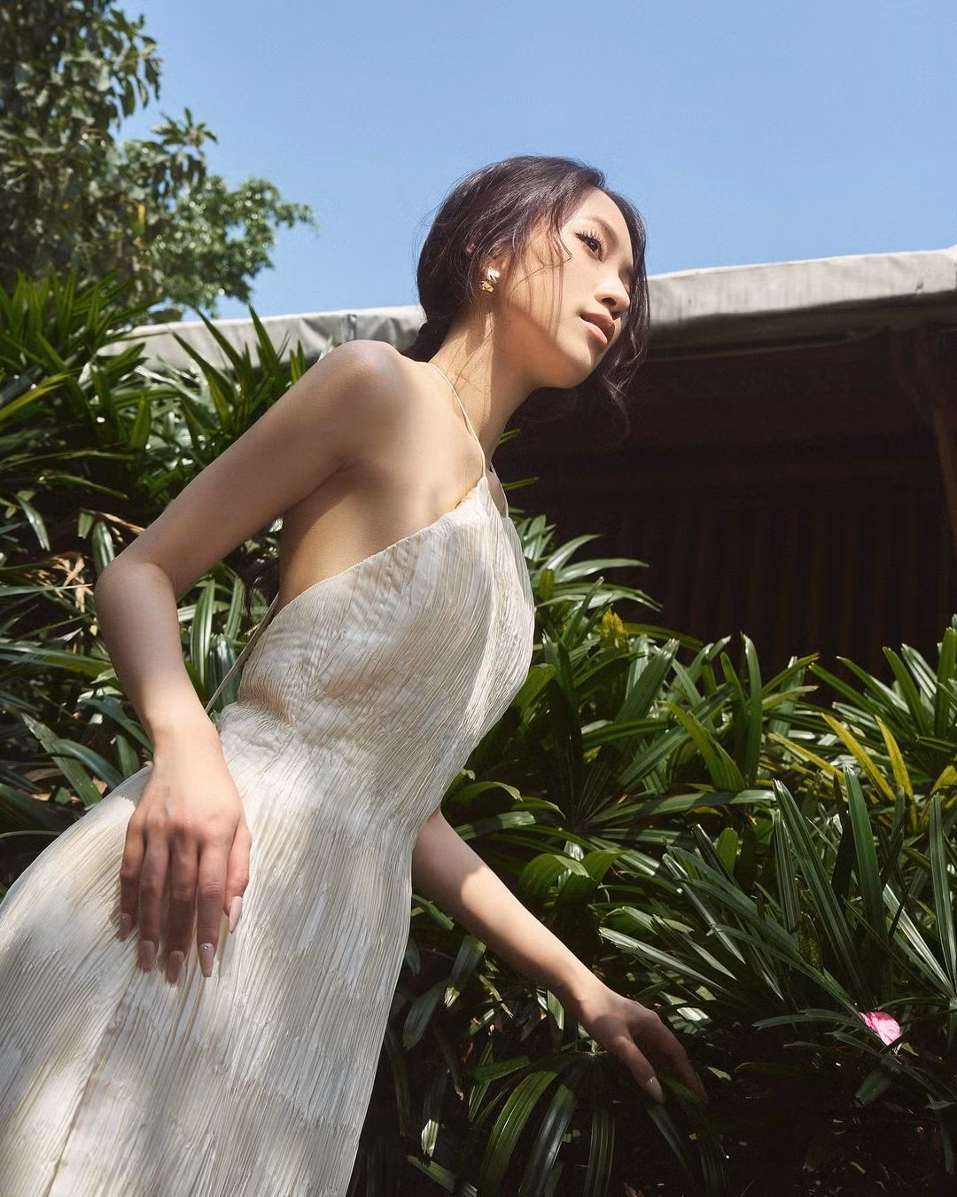 Khác với hình ảnh một cô gái mảnh mai, kín đáo ngày nào, Khánh Vy của hiện tại có style ăn mặc ngày càng gợi cảm hơn, nhất là khi cô trở thành MC của VTV.