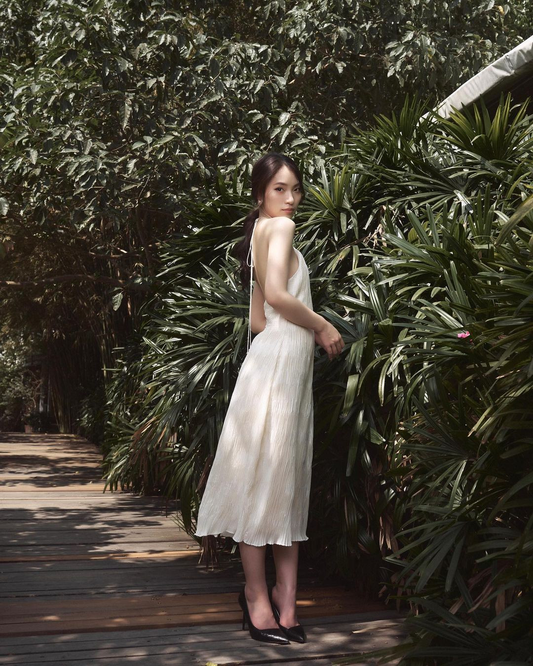 Mới đây, hot girl Khánh Vy có đăng tải hình ảnh trên trang cá nhân gây chú ý. Trong bộ ảnh này cô diện thiết kế váy trắng dáng dài qua gối.