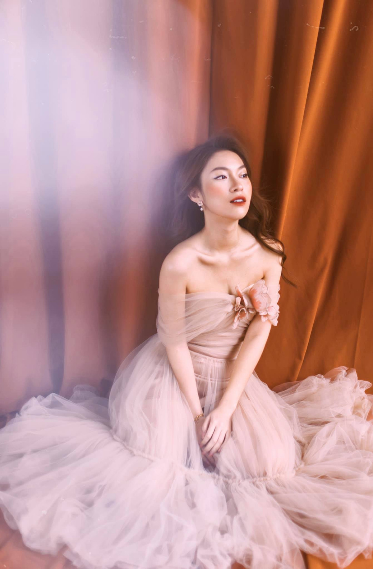 Dù có phần quyến rũ so với hình ảnh thường thấy nhưng Khánh Vy biết kiểm soát nó trong chừng mực.