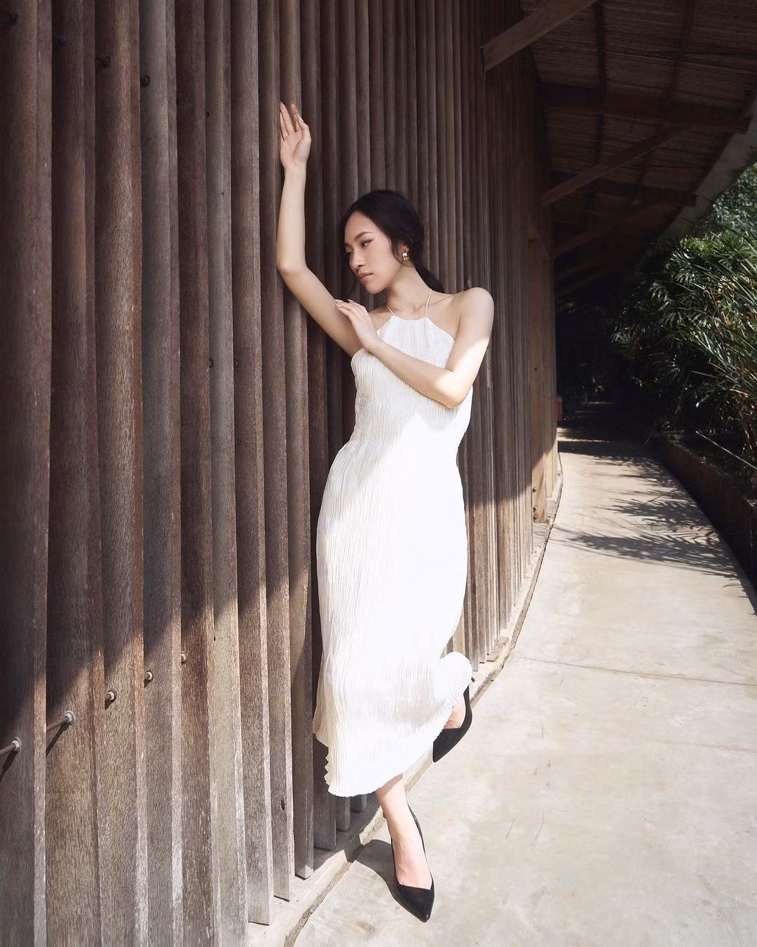Điểm khiến netizen bất ngờ là phần hở lưng của chiếc váy khiến cô nàng trông quyến rũ, gợi cảm gấp bội phần.