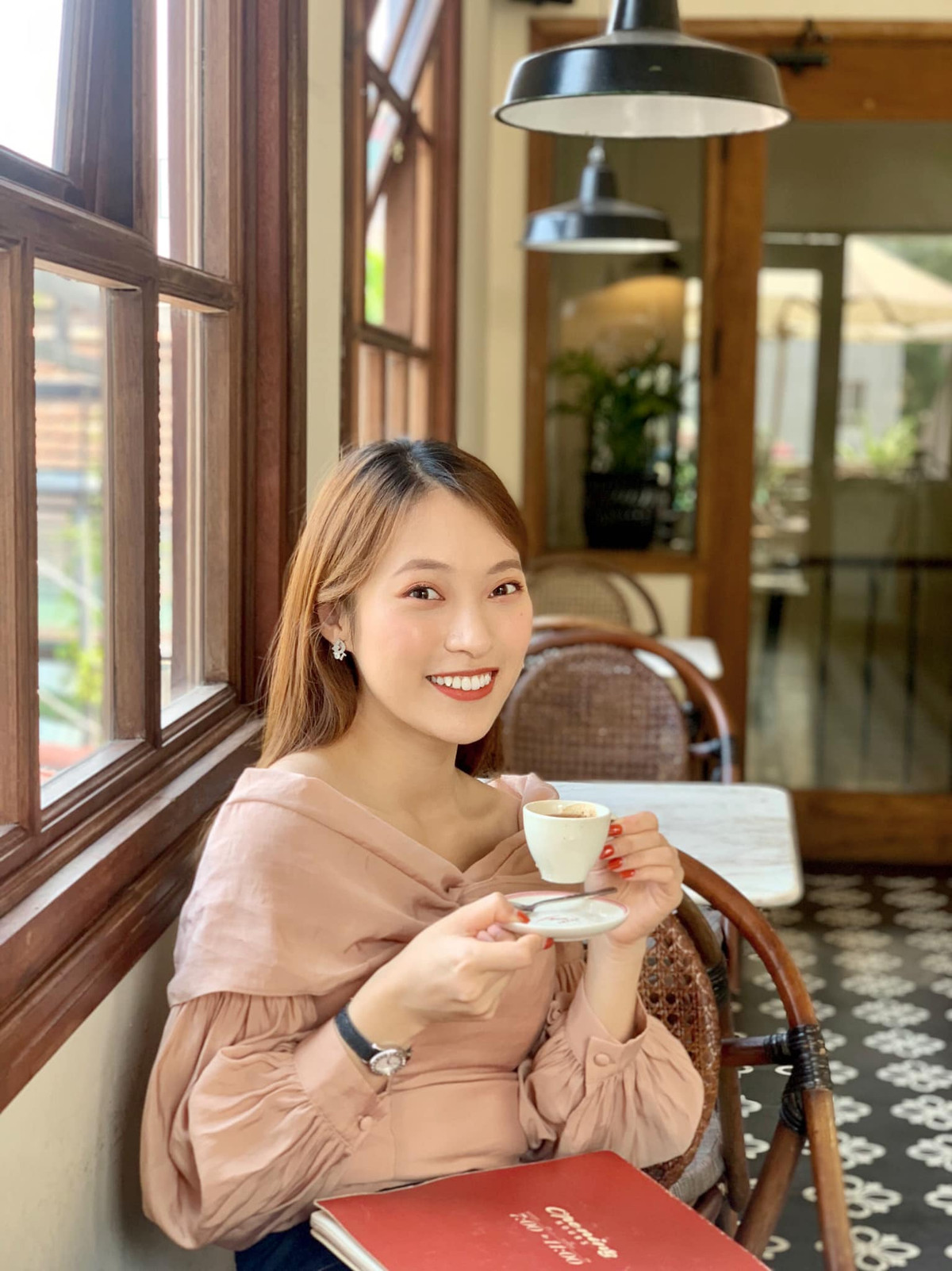 Cô nàng nay đã biết cách tạo dáng và chăm chút hình ảnh bản thân trở nên thu hút và gợi cảm hơn.