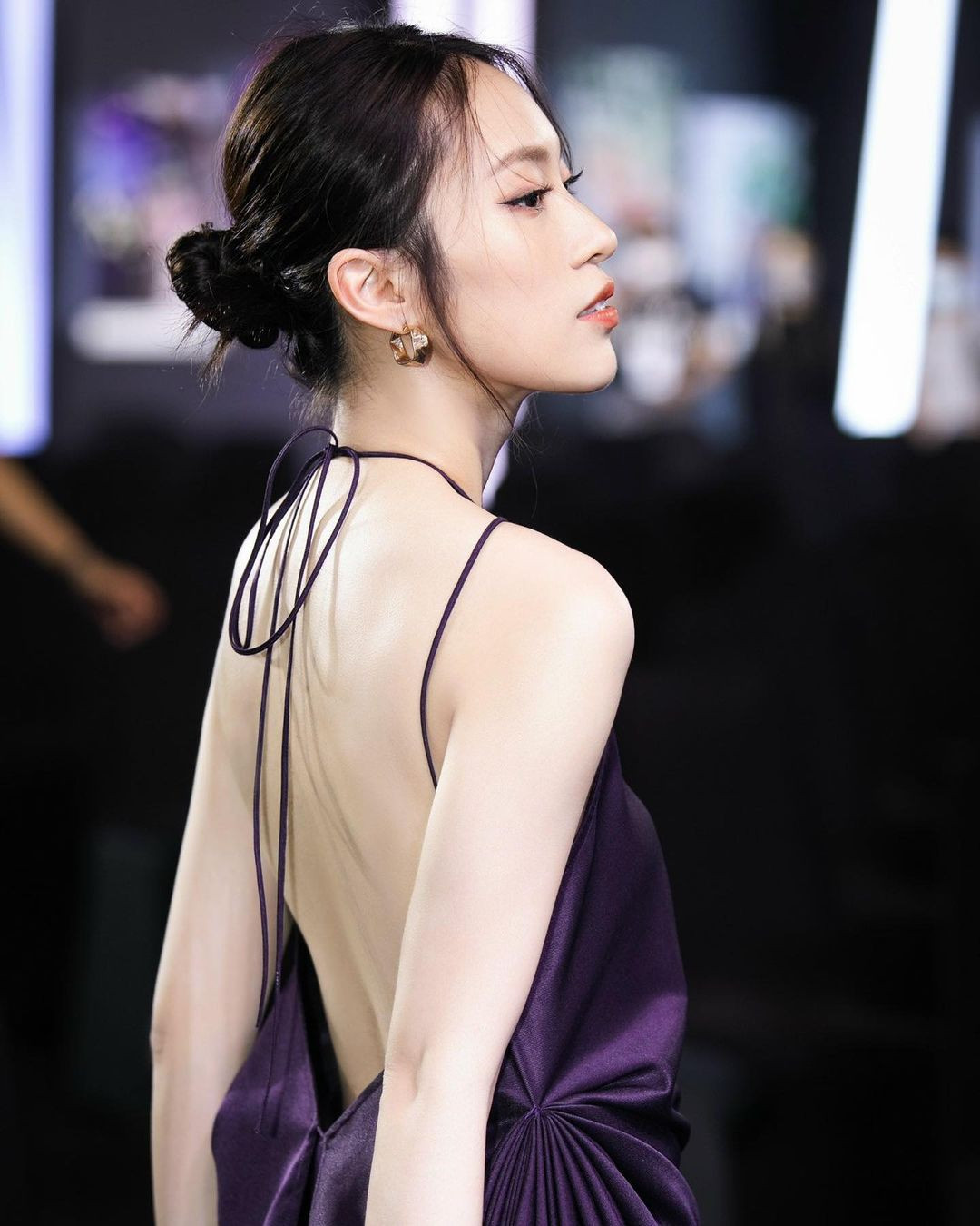 Đầm hở lưng cũng là một trong những món đồ yêu thích của cô nàng siêu ngoại ngữ.