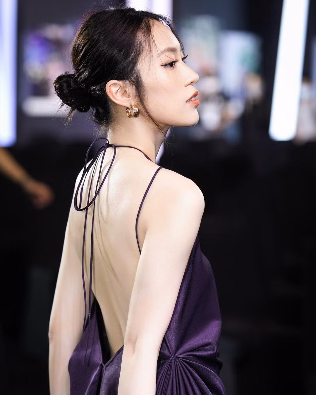 Đầm hở lưng cũng là một trong những món đồ yêu thích của cô nàng siêu ngoại ngữ.