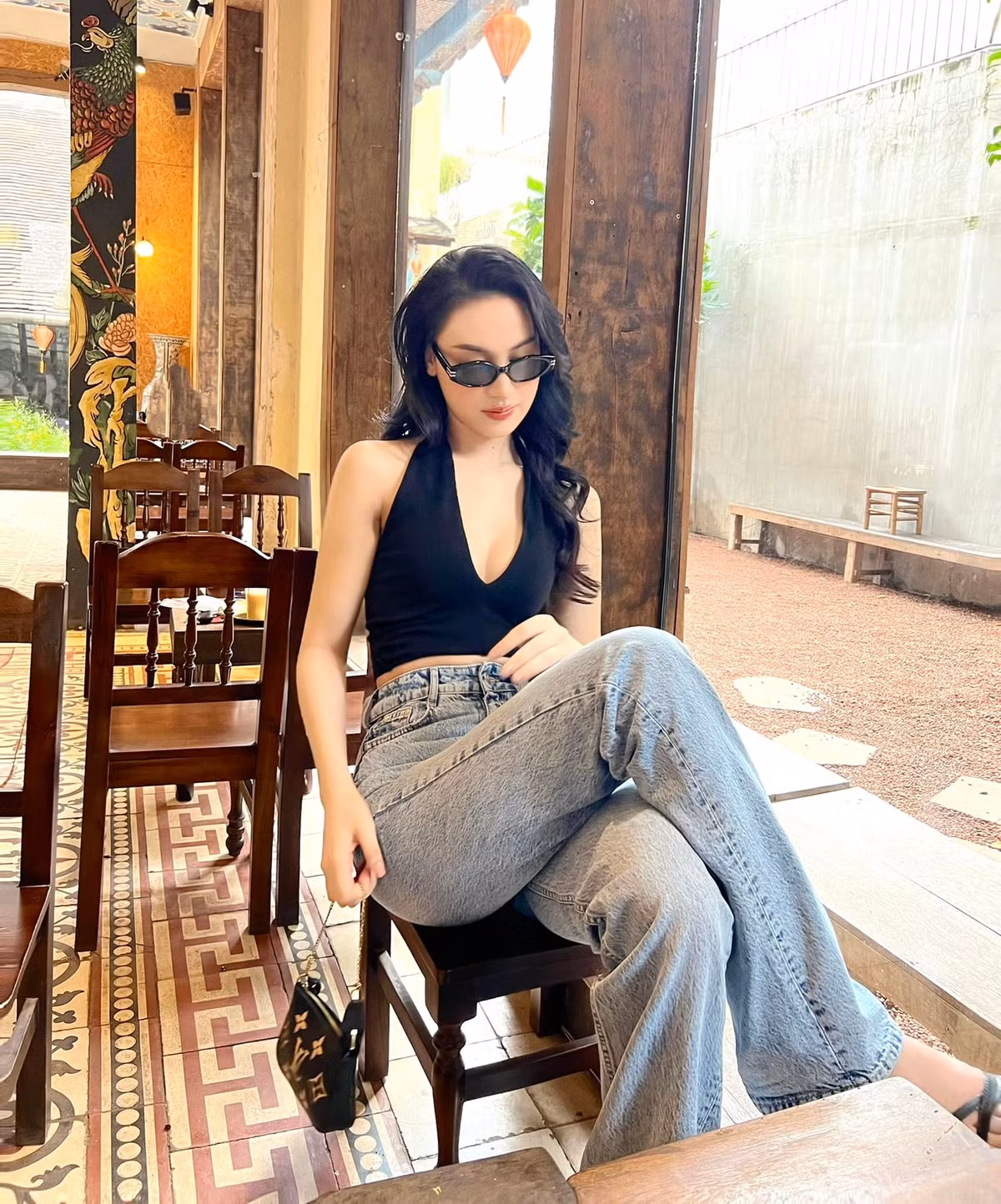 H Duyên-B'krông (thường gọi là Duyên) sinh năm 1999 là hot girl Ê Đê nổi tiếng với ngoại hình xinh đẹp.