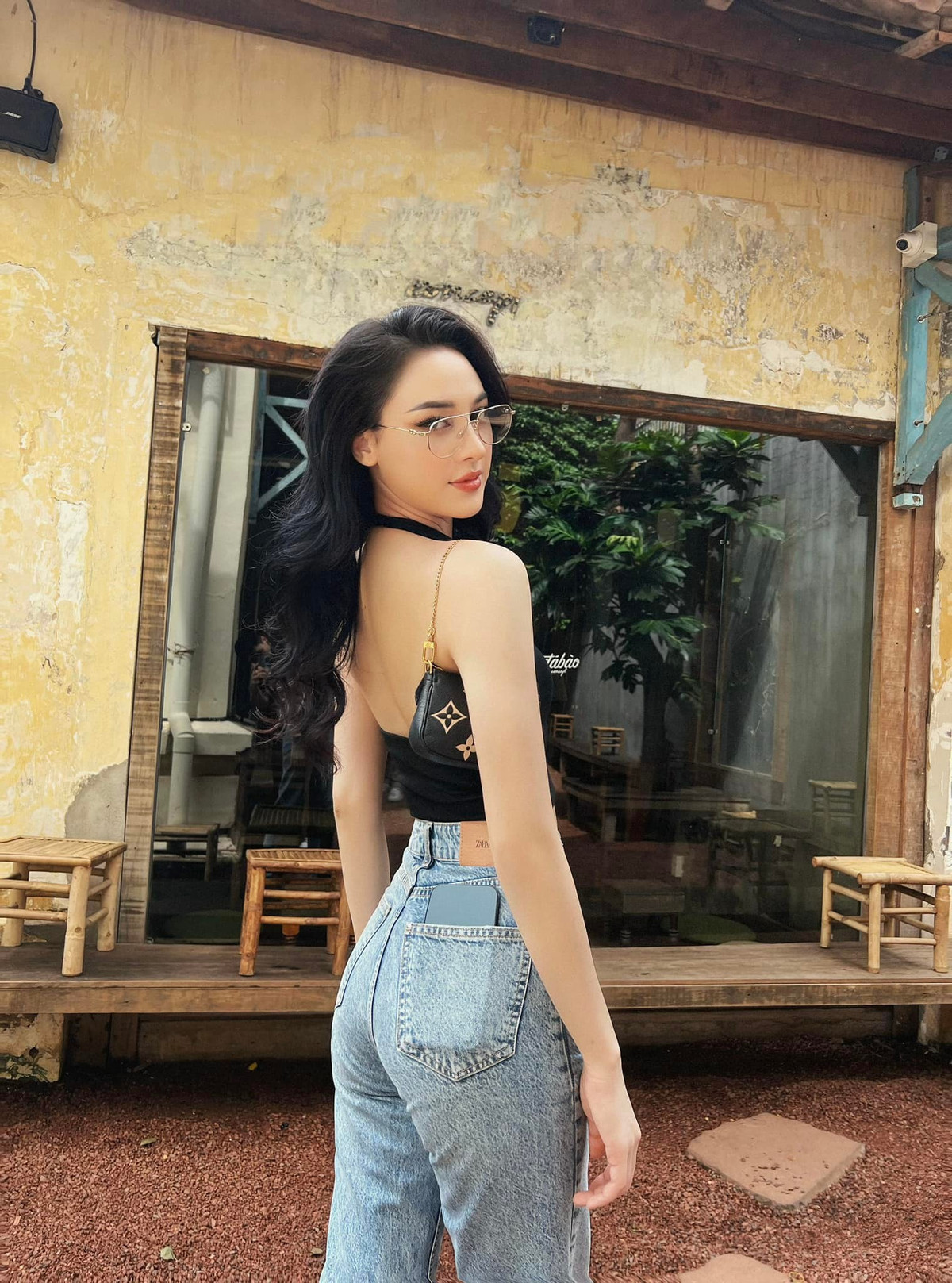 Với sắc đẹp vạn người mê của mình, H Duyên-B'krông được nhiều người so sánh với "mỹ nhân đẹp nhất Philippines" Marian Rivera.