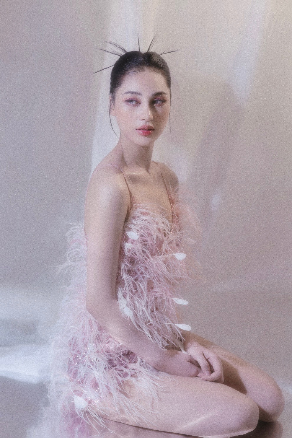 Vì ngoại hình ấn tượng nên cô cũng khiến nhiều người đồn đoán có đụng chạm thẩm mỹ, tuy nhiên cô khẳng định đường nét của mình hoàn toàn là tự nhiên.