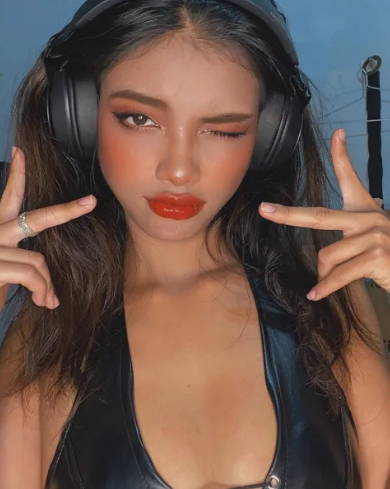 H Vi Ktla cũng nổi bật với đường nét gương mặt lạ, sắc sảo. Nữ sinh phố núi sở hữu thân hình nóng bỏng, làn da nâu khỏe khoắn và gương mặt cuốn hút với những đường nét cực "Tây".