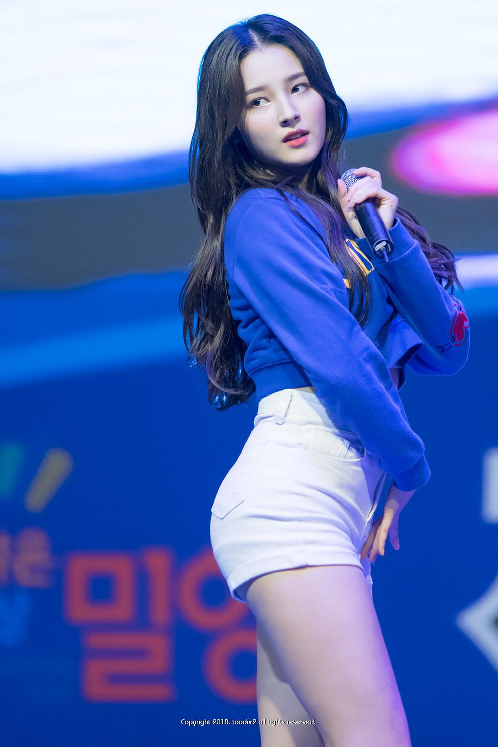 Trước đó, Nancy và nhóm nhạc của mình đến Việt Nam theo một chương trình từ thiện.