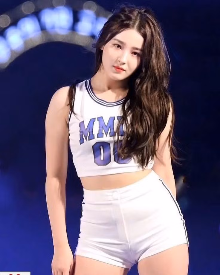 Nancy là nữ idol hiếm hoi có thân hình lệch chuẩn mà mặc vẫn ghi điểm.