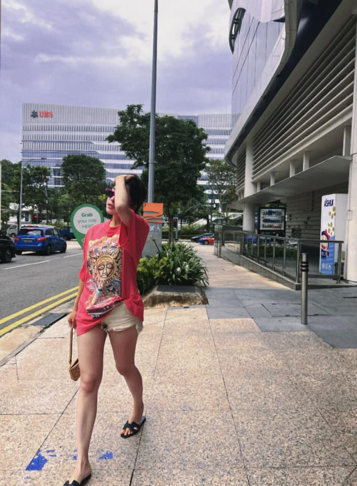 Mới đây, trên trang cá nhân hot girl Trâm Anh khoe dáng trên đường phố với chiếc quần ngắn bó chẽn quen thuộc. Vì diện áo rộng nên khiến cho người mặc cảm giác cô “quên” mặc quần.