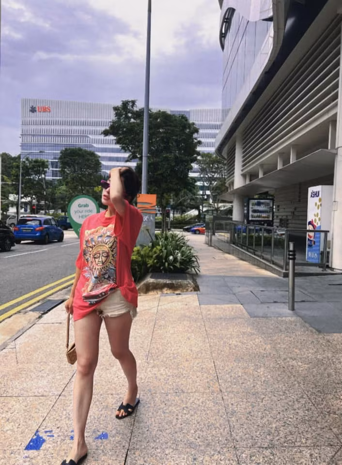 Mới đây, trên trang cá nhân hot girl Trâm Anh khoe dáng trên đường phố với chiếc quần ngắn bó chẽn quen thuộc. Vì diện áo rộng nên khiến cho người mặc cảm giác cô “quên” mặc quần.