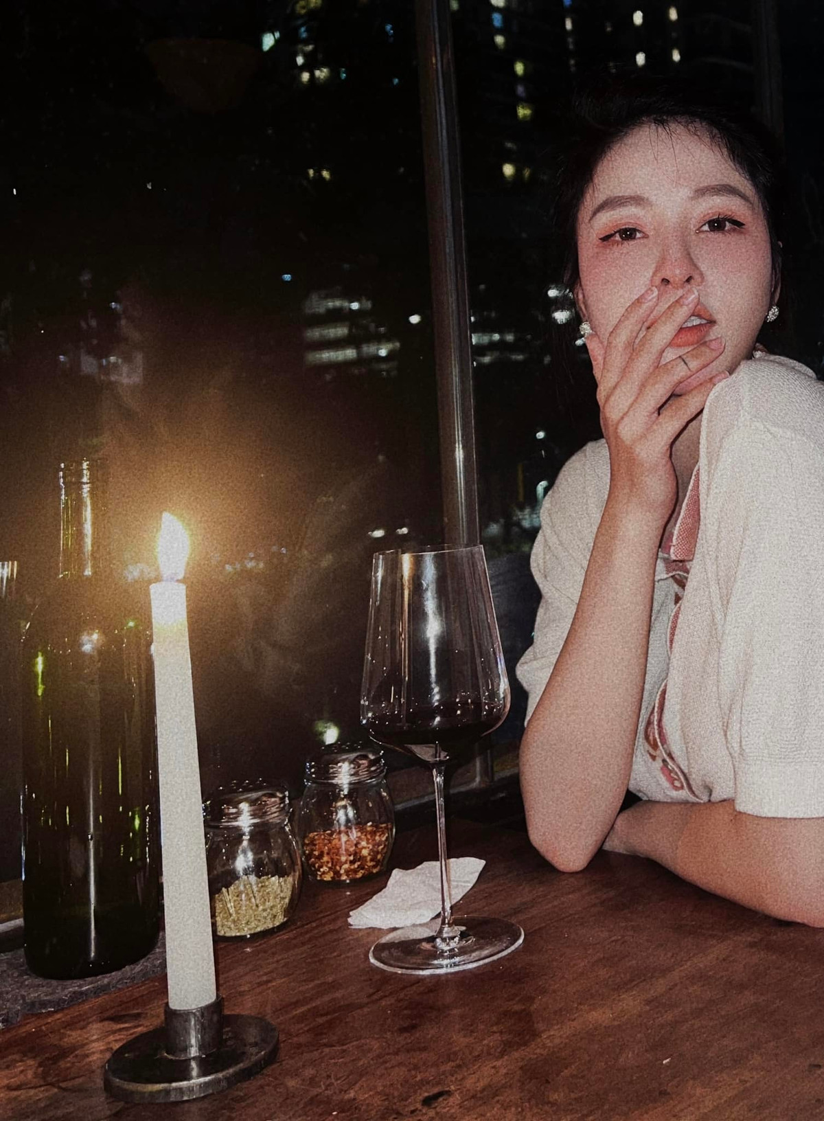 Trên trang cá nhân Trâm Anh không ít lần diện trang phục hớ hênh, nhiều người thấy ngại ngùng, đỏ mặt vì những shot hình đó.