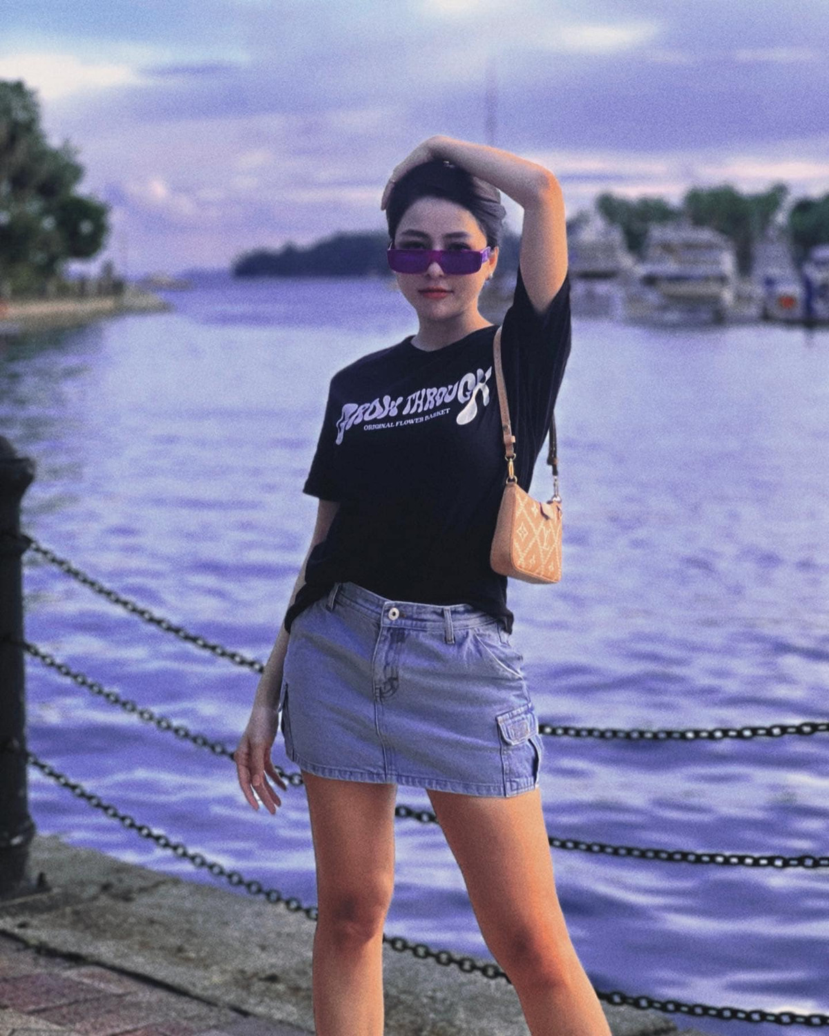 Mê diện đồ ngắn khoe làn da trắng sứ và vòng một gợi cảm, Trâm Anh luôn khiến các bức hình bên bàn ăn trở nên nóng hơn bao giờ hết.