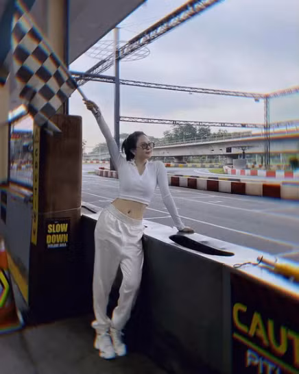 Cô nàng vướng không ít thị phi, trong đó phải kể đến nghi vấn lộ clip nóng phải ở ẩn một thời gian dài.