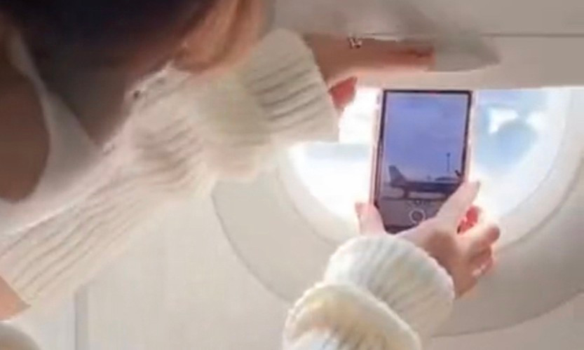 Lê Bống cũng là tâm điểm chỉ trích khi thực hiện đoạn clip săn mây bằng điện thoại khi ngồi trên máy bay.