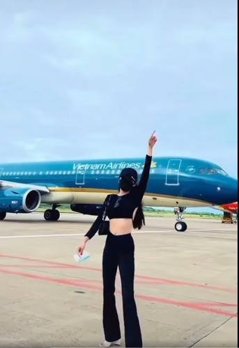 Trước đó đoạn clip TikTok ghi lại cảnh một nữ hành khách vô tư tạo dáng, nhảy múa trước máy bay đang chuẩn bị lăn bánh khiến người xem phẫn nộ.