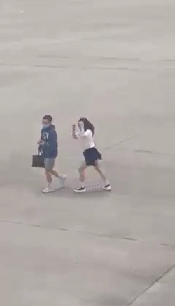 Sau khi được chia sẻ lên mạng xã hội, sự việc khiến dư luận vô cùng bức xúc bởi hành động vô ý thức của 2 nhân vật này. Hiện tại vẫn chưa xác định được sự việc xảy ra tại sân bay nào nhưng hành động này cũng khiến nhiều người lo lắng về an toàn bay.