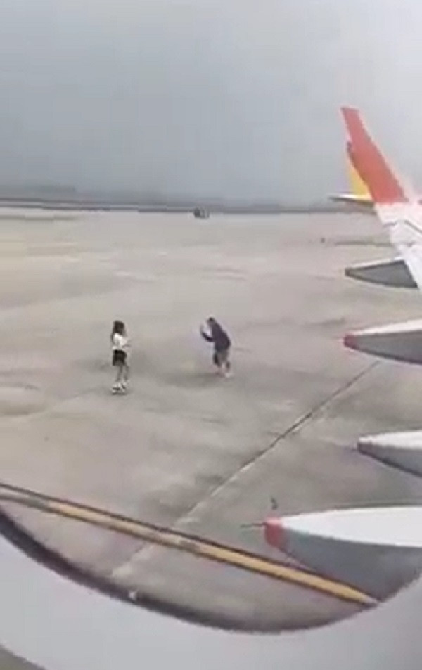 Sự việc một nữ hành khách mặc đồ đen vô tư nhảy múa bên cạnh máy bay đang lăn bánh còn chưa hết xôn xao thì mới trên MXH lại xuất hiện thêm một nữ hành khách khác lại lặp lại hành động tương tự.