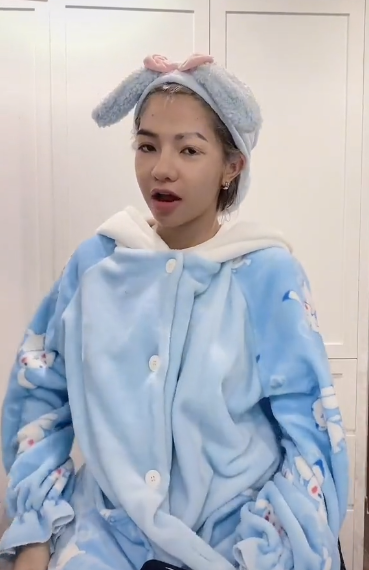 Không nhờ cậy sức mạnh son phấn hay app chỉnh ảnh nhưng nhan sắc mộc mạc của cô vẫn nhận về nhiều lời khen của netizen.