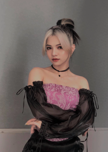 Bùi Thảo Ly thường xuyên gây bão mạng xã hội vì những clip nhảy triệu view. Cô còn khiến netizen phải trầm trồ vì vẻ ngoài xinh đẹp. Nhiều khán giả đã đặt cho cô cái tên là "Lisa Việt Nam". Ảnh: Tổng hợp