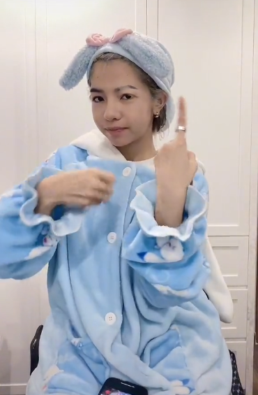 Bên cạnh đó, nhiều người cũng nhanh chóng nhận ra 1 điểm đặc biệt là phần lông mày và lông mi bên trái của Bùi Thảo Ly có màu khá nhạt.