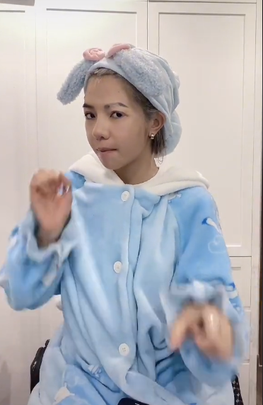 Cô nàng để lộ nhiều khuyết điểm trên gương mặt như đôi mắt sưng, mặt nhợt nhạt,...không giống trên MXH.