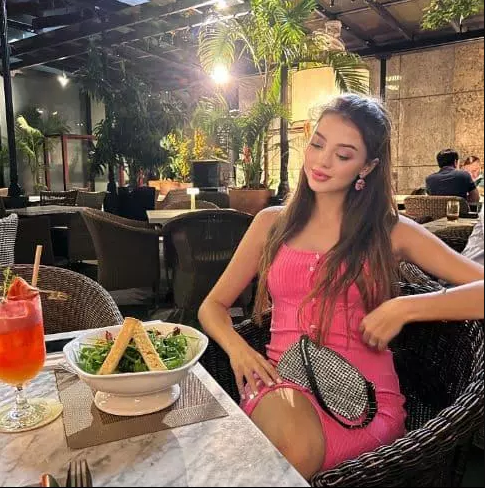 Cô chọn diện chiếc áo sơ mi màu hồng nổi bật, tóc buộc cao, trang điểm nhẹ nhàng. Ngoài ra, vợ Tây của Bùi Tiến Dũng chẳng ngại cởi thêm vài chiếc khuy áo khoe vòng 1 lấp ló.