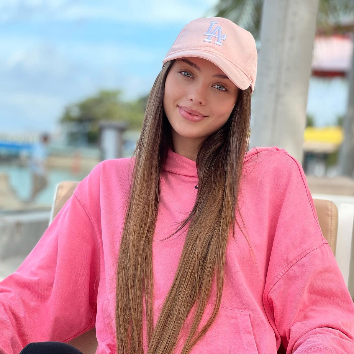 Mẫu Tây cũng là cô gái duy nhất thủ môn gốc Thanh Hóa công khai hẹn hò. Cả hai được người hâm mộ ủng hộ, nhận xét là cặp đôi trai tài gái sắc.