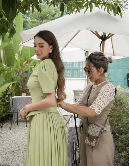 Dù đang mang thai nhưng Dianka vẫn chăm chỉ làm việc. Trong hình, cô đang làm mẫu cho một nhãn hàng.