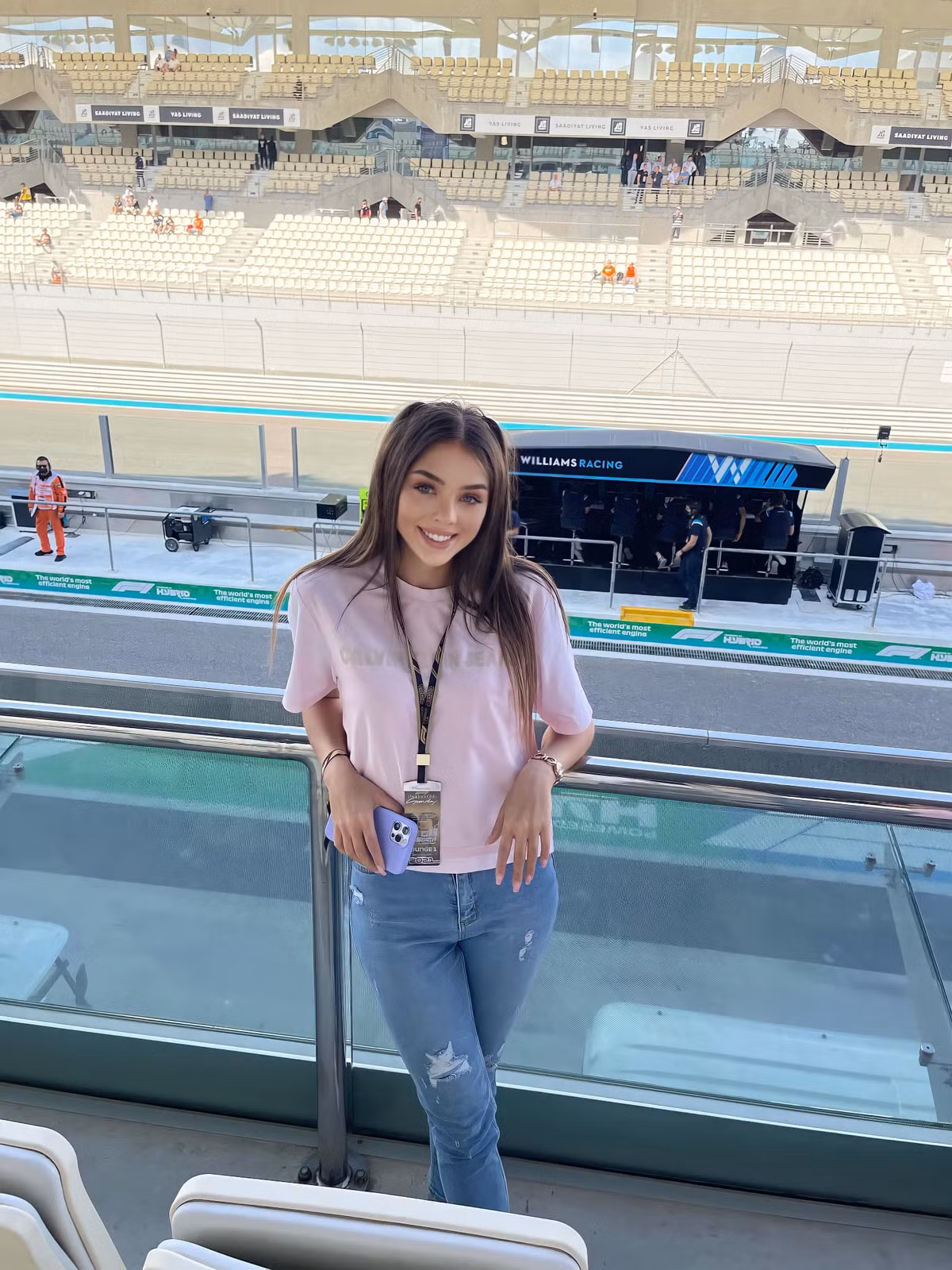 Người đẹp Ukraine khiến khán giả xuýt xoa với mặt mộc không có khuyết điểm của mình.