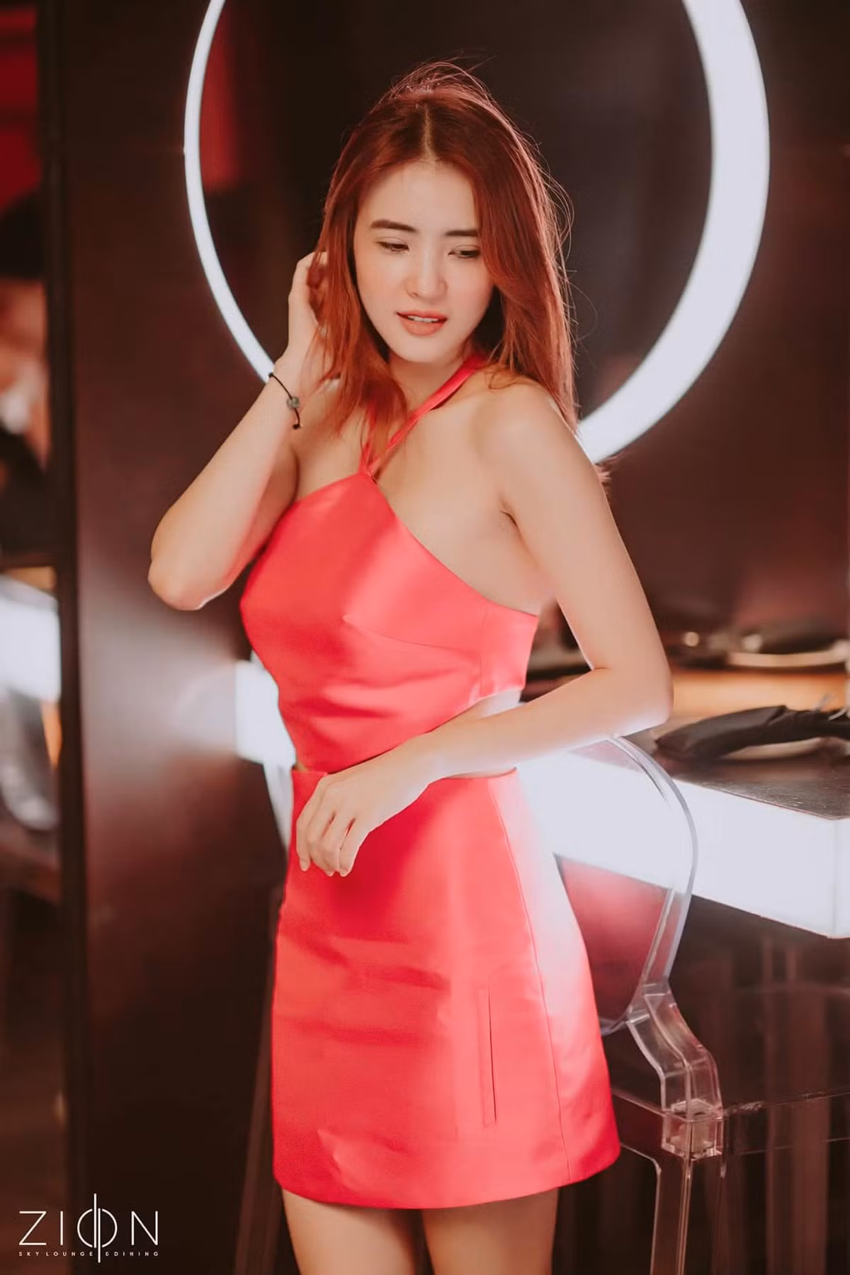 Khánh Chi sinh năm 1992, là em gái duy nhất của cầu thủ Công Vinh. Cô và chị dâu Thủy Tiên có quan hệ thân thiết, gắn bó.