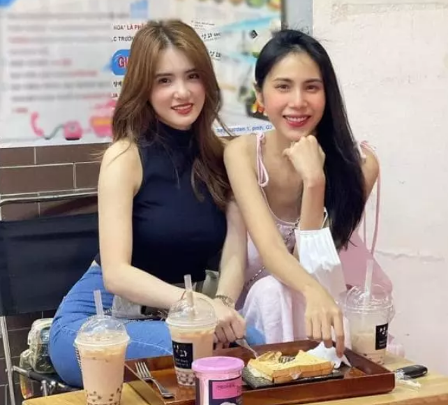 Mới đây, hot girl Khánh Chi thu hút sự chú ý của cư dân mạng khi đăng tải loạt ảnh họp lớp Đại học.