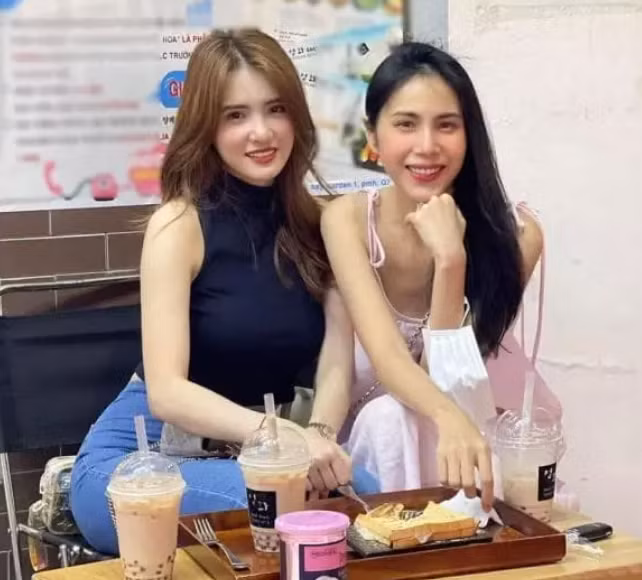 Mới đây, hot girl Khánh Chi thu hút sự chú ý của cư dân mạng khi đăng tải loạt ảnh họp lớp Đại học.