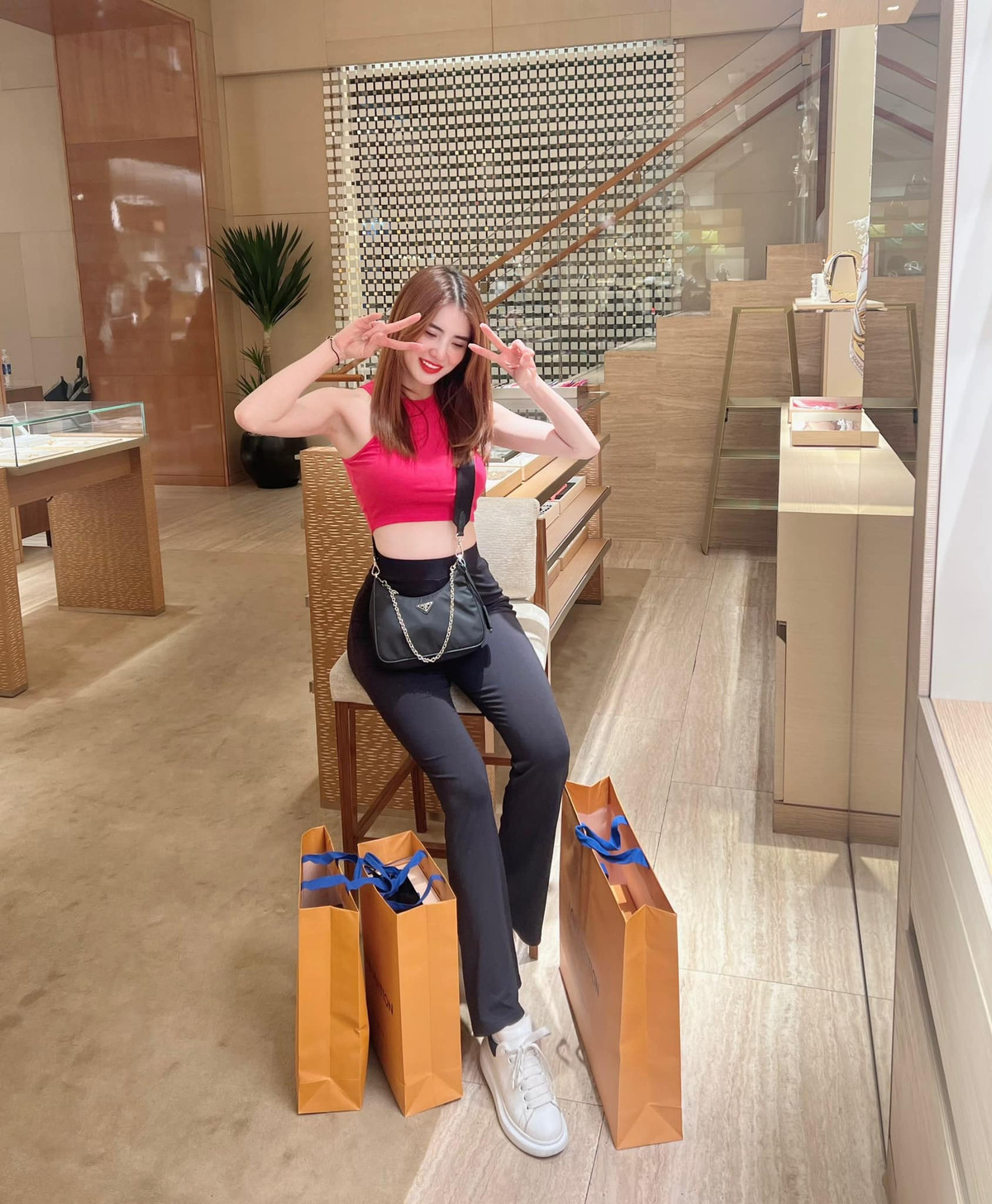 Ở thời điểm nổi tiếng, ngoài thời gian học tập ở trường, cô cũng thử sức bản thân ở vai trò người mẫu ảnh, ca sĩ.