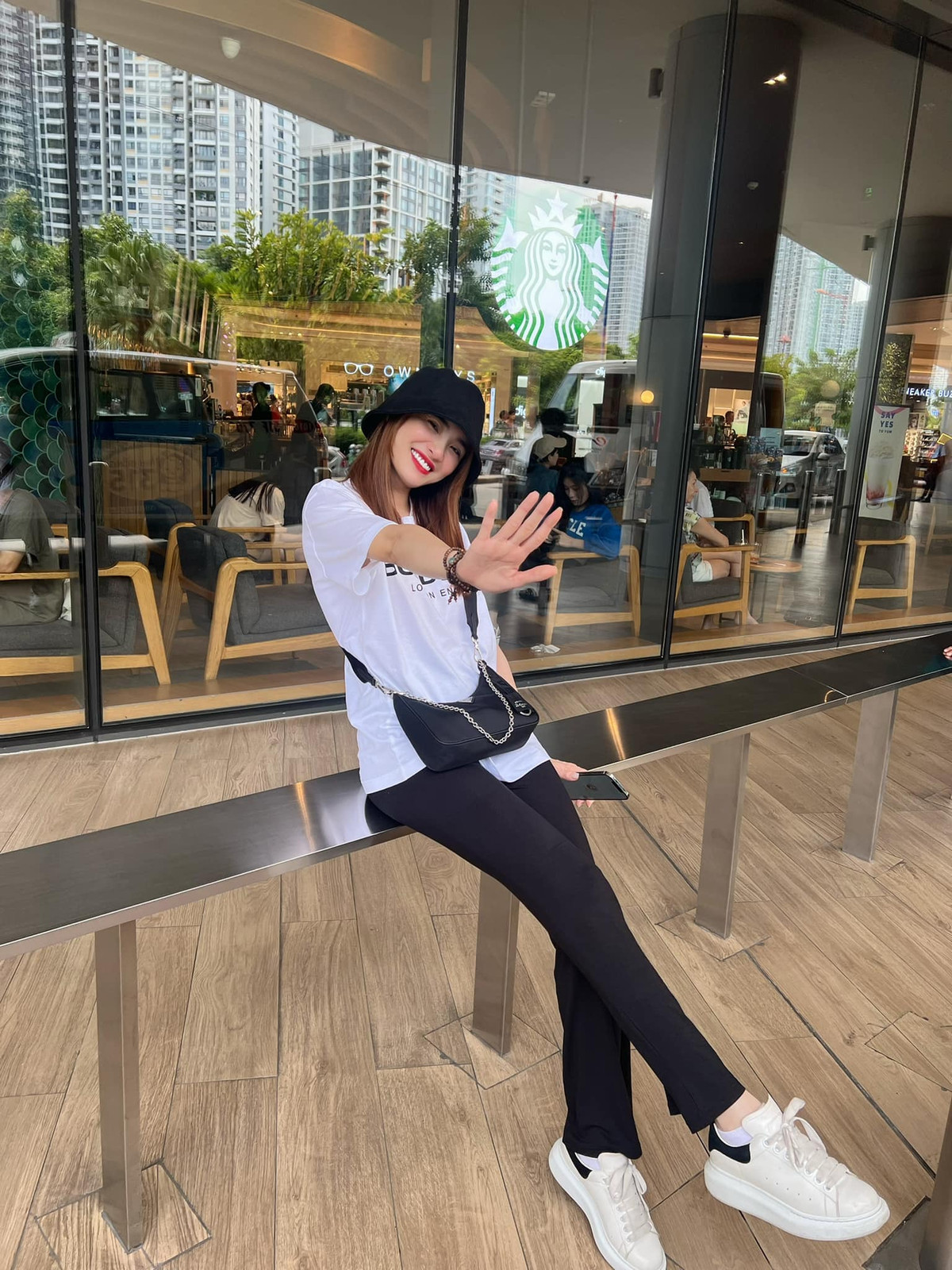 Từng là một hot girl nổi tiếng lại là em gái của cầu thủ Công Vinh, Khánh Chi luôn nhận được rất nhiều chú ý.