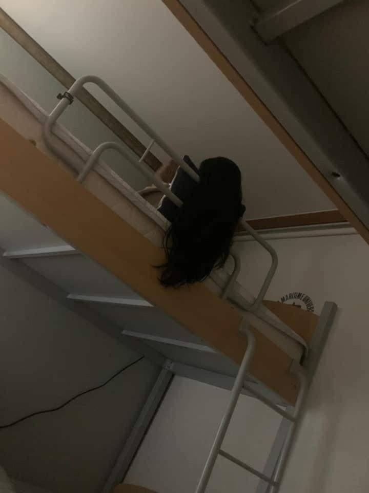 Đây được xem là "đặc sản" chỉ những người nằm tầng dưới mới có cơ hội trải nghiệm.