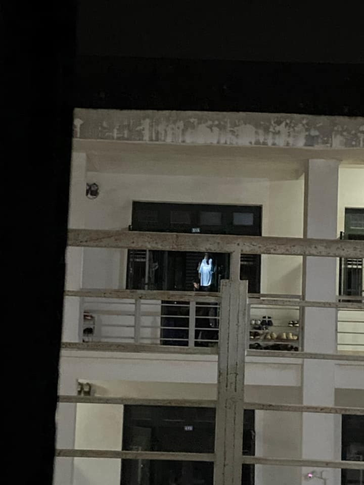 Áo trắng - vật nhạy cảm nhất với sinh viên trong những năm tháng ở trọ.