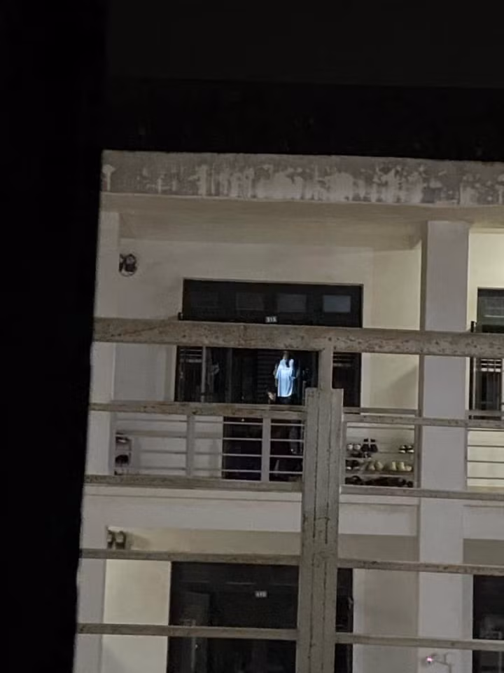 Áo trắng - vật nhạy cảm nhất với sinh viên trong những năm tháng ở trọ.