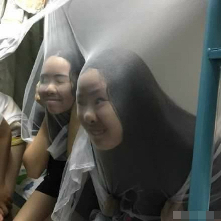 Nếu như may mắn không gặp phải những tình huống trên, đừng lo vẫn còn những đứa bạn cùng phòng sẵn sàng khiến bạn thót tim bất cứ lúc nào.