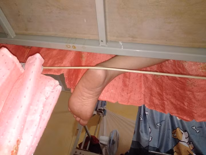 Tuy nhiên ở ký túc xá ắt hẳn rằng không ít cô cậu sinh viên sẽ thường xuyên bắt gặp nhiều khoảnh khắc hú hồn đến từ bạn cùng phòng, mà nhiều người từng trải nhận xét rằng còn sợ hơn cả xem phim kinh dị.