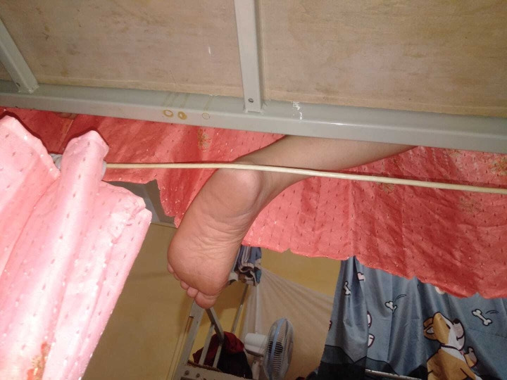 Tuy nhiên ở ký túc xá ắt hẳn rằng không ít cô cậu sinh viên sẽ thường xuyên bắt gặp nhiều khoảnh khắc hú hồn đến từ bạn cùng phòng, mà nhiều người từng trải nhận xét rằng còn sợ hơn cả xem phim kinh dị.