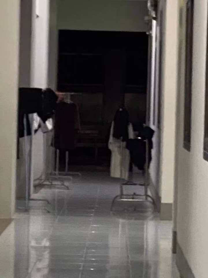 Phơi đồ ở ký túc xá sinh viên đôi khi cũng trở thành ác mộng.