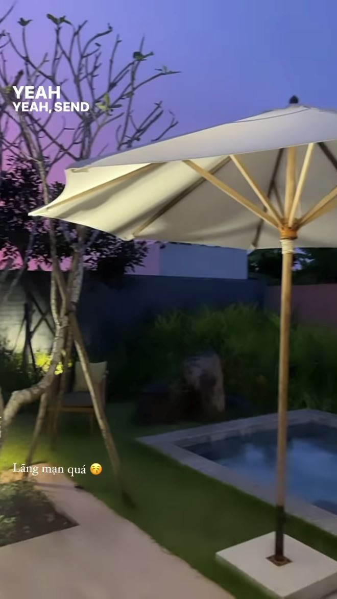 Ở story Instagram, Khánh Huyền cũng chia sẻ một đoạn video ngắn ghi lại cảnh hoàng hôn ở căn villa mình đang nghỉ dưỡng. Điều trùng hợp là background này hoàn toàn trùng khớp với background của Duy Nhỏ.