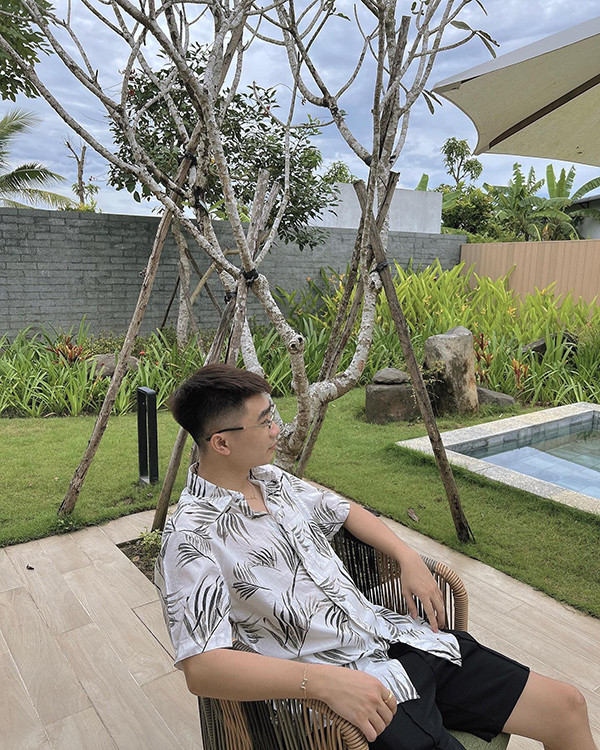 Gần đây nhất, TikToker Khánh Huyền và Duy Nhỏ chia sẻ ảnh đi nghỉ dưỡng, thế nhưng khung cảnh và địa điểm có vẻ như họ đang ở cùng một chỗ.