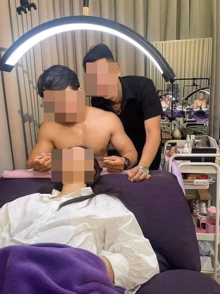 "Ai thích thì thích chứ em là em thấy kinh", "Liêm sỉ ở đâu? Thuần phong mỹ thục ở đâu?", "Trai đẹp chăm sóc chị em cũng được nhưng không nên cởi trần ra như vậy",...là những bình luận của cư dân mạng.