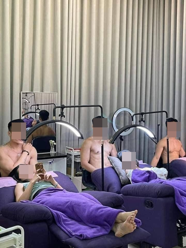 Tuy nhiên điều làm không ít netizen nhìn vào thấy phản cảm là dàn trai đẹp này đều cởi trần, để lộ thân hình đẹp và thực hiện công việc chăm sóc các chị em.