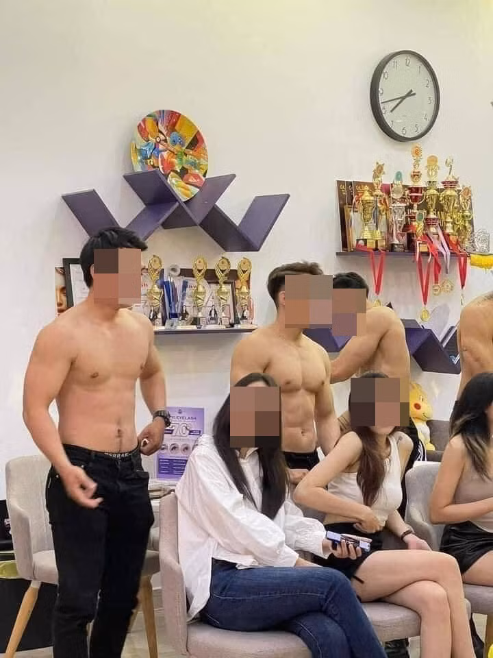 Họ cho rằng, cửa hàng có thể để nhân viên nam phục vụ nhưng không nên cho họ cởi trần, trông rất phản cảm, lố lăng.