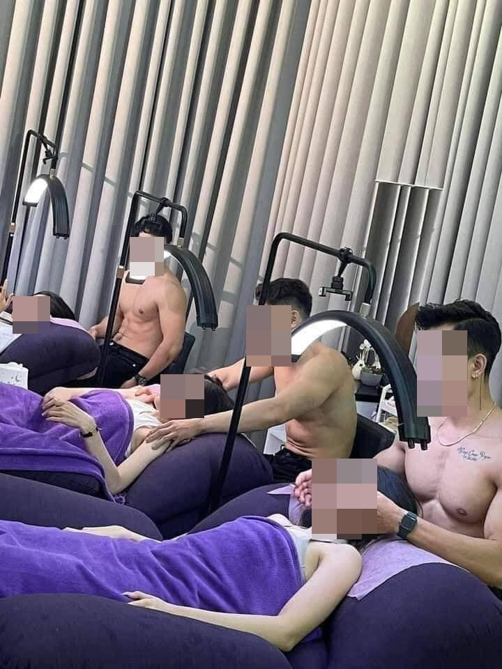 Theo đó, khi đến với spa các chị em không chỉ được trải nghiệm những dịch vụ làm đẹp mà còn được ngắm trai đẹp 6 múi miễn phí.