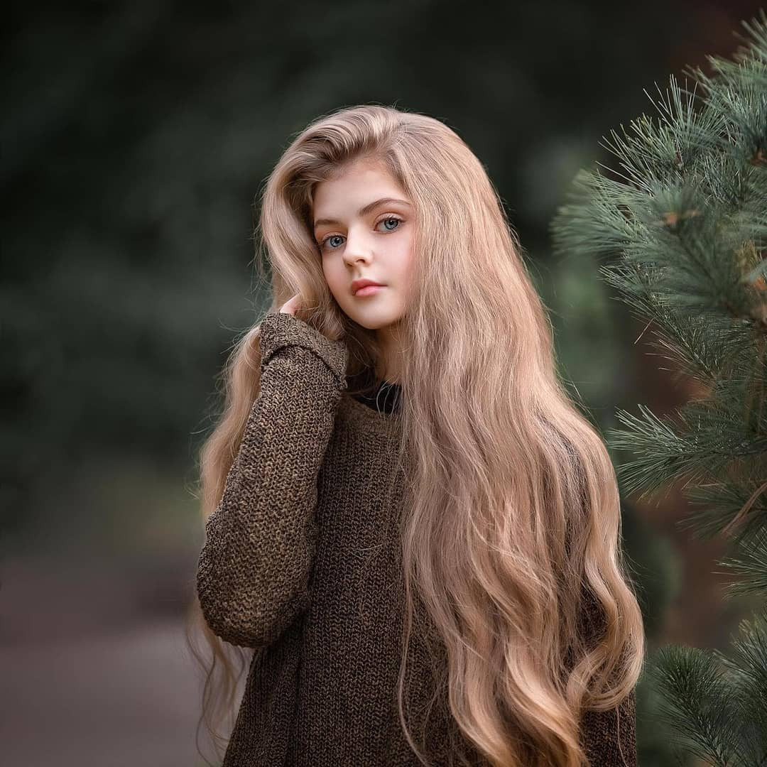 Là người mẫu, Angelina Pryima thường xuyên phải trang điểm bởi vậy cô bé cũng tự biết cách make-up cho bản thân.